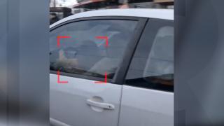 Şoferiţă începătoare, cu copilul în braţe la volan. Imaginile surprinse în traficul de Bucureşti au ajuns pe mâna poliţiştilor