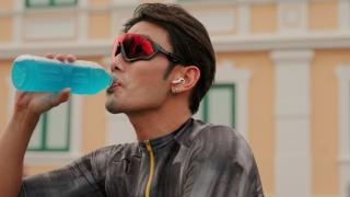 Băutura care poate pune în pericol podoaba capilară a bărbaţilor. Concluzia la care au ajuns medicii din Turcia