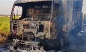 O maşină de gunoi s-a făcut scrum, pe Centura de Est a Ploieştiului. Pompierii au luptat ore întregi cu flăcările