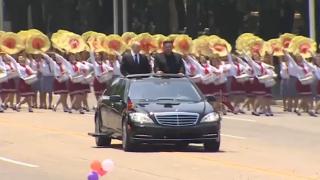 Scenă caraghioasă cu Putin şi Kim Jong Un pe trapa limuzinei Mercedes. Cu ce cadouri s-a dus liderul rus în Coreea de Nord
