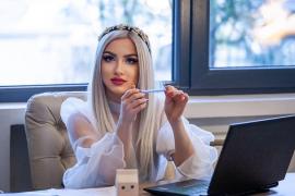 De la Antena 1 la sala de clasă: cum a devenit Cristina Ene „Profa Cool”, cu peste 120.000 de urmăritori, finalistă a campaniei naționale „Liga Profesorilor Excepționali a Fundației Dan Voiculescu pentru Dezvoltarea României