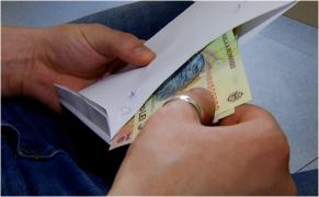 Prodecanul Universității de Științele Vieții din Timişoara, prins în timp ce lua mită de la un student. I-a dat 2.000 de lei ca să-l bage în examen