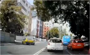Motociclist care circula regulamentar, izbit în plin de un taximetrist care nu i-a acordat prioritate, în Capitală. Greșeala gravă făcută de șofer imediat după