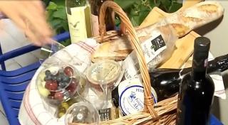 Picnic, în mijlocul oraşului. Cât costă un coş complet pentru cei care vor să ia masa în Piaţa Amzei