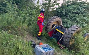 "S-a urcat pe un copac şi s-a răsturnat peste el direct". Un bărbat a murit pe loc, strivit de tractor, în Alba. Martorii descriu scene şocante