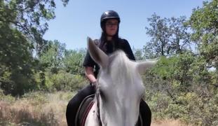 "E ca un copil de 3 ani cu o tonă-forţă pe gât şi pe picioare". Cât costă o plimbare cu calul prin pădurile din Galaţi