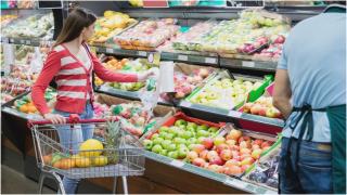 Ce alimente să consumăm și ce nu, pe timp de caniculă. Sfaturile specialiștilor