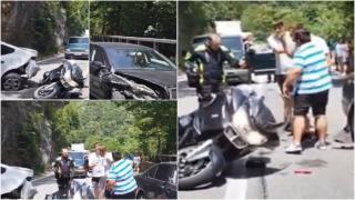 Carambol cu mai multe mașini și o motocicletă în Defileul Jiului. Nervii șoferilor, întinși la maxim după ce și-au văzut autoturismele făcute praf
