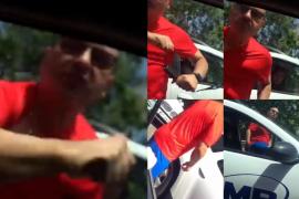 Momente şocante surprinse în trafic, pe litoral. Un şofer nervos a lovit cu un baston telescopic geamul unei maşini în care se aflau doi copii