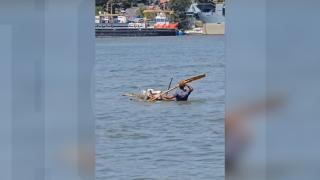 Relaxat, cu radioul pornit, un bărbat mergea liniştit cu pluta pe Dunăre. Reacţia românului, filmat de un martor