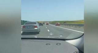 Şofer filmat pe autostrada A2, pe banda de urgenţă, gonind spre Constanţa