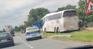 Autocar cu 38 de copii și 10 adulți, accident groaznic în comuna Răcăciuni. Șoferul a pierdut controlul volanului