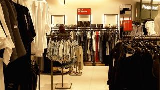 Au început reducerile în mall-uri și în magazinele online. Cu cât se vinde acum o ținută completă de plajă care costa 320 de lei