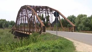 Pod metalic peste râul Olt, vechi de peste un secol, pericol pentru şoferi. Elementele pe care se sprijină sunt în stare de degradare extremă