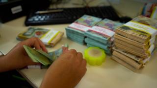 Indicele IRCC scade la 5,86%. Ce rată ar avea un român la un credit de 250.000 lei, luat pe 30 de ani