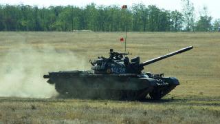 România modernizează bătrânele tancuri "Bizon", din anii '80, și construiește de la zero blindate Piranha, în așteptarea armelor grele de la americani