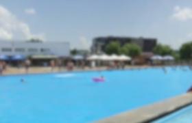 Angajatul unui ştrand din Vâlcea s-a înecat în piscină. Intrase să cureţe bazinul, dar n-a mai ieşit la suprafaţă