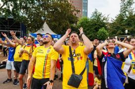 Suporter român, împuşcat în Germania. Un bătrân de 60 de ani a ieşit pe balcon şi a tras asupra coloanei de fani care se întorcea de la meciul cu Slovacia