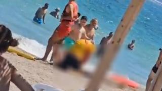 Momentul în care un turist este salvat, în ultima clipă, de la înec. Salvamarii l-au resuscitat pe plajă