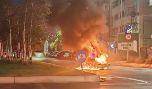Un scuter electric a luat foc azi noapte, în centrul Capitalei. S-a izbit de stâlpi, după ce șoferul a căzut pe șosea