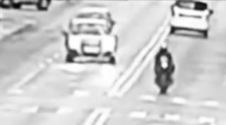 Momentul în care un motociclist este spulberat de o maşină, pe o şosea din Alexandria. Bărbatul, aruncat pe carosabil în urma impactului