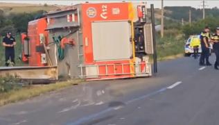 O maşină de pompieri aflată în misiune s-a răsturnat după impactul cu un TIR, în Vaslui. Doi pompieri au ajuns în stare gravă la spital