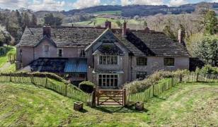 Conac pentru burlaci, scos la licitație pentru aproape 1,9 milioane de euro. Cum arată vila "bântuită" din Țara Galilor