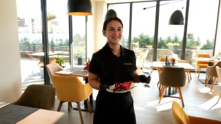 La 17 ani, Adela a ales munca în loc de distracţie în vacanţa de vară. Câţi bani câştigă