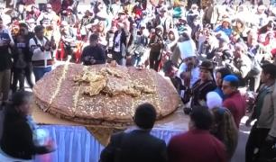 Un sandvici de Cartea Recordurilor. Bucătarii din Bolivia au folosit pentru realizarea lui 300 de kilograme de făină și peste 380 de kilograme de carne de porc