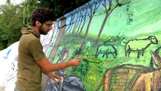 Un pictor din Vâlcea vrea să intre în Cartea Recordurilor a treia oară. Adrian Luţă plănuieşte să picteze un baraj lung de 200 de metri