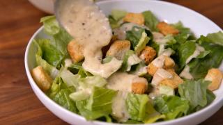 Regina salatelor împlineşte 100 de ani. A fost inventată de un bucătar italian care rămăsese fără ingrediente