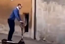 Prinţul William, la plimbare cu trotineta electrică. Imagini de colecţie