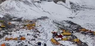 Cel mai înalt munte din lume, cel mai poluat. Cel puţin 50 de tone de gunoaie îngheţate se află în ultimul popas al alpiniştilor