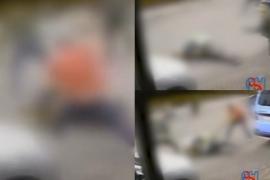 Bătaie violentă pe o stradă din Suceava, surprinsă de o cameră de supraveghere. Un bărbat a ajuns la spital