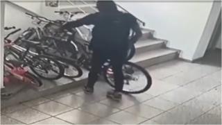 Bărbat de 37 de ani, filmat în timp ce fură o bicicletă din scara unui bloc din Capitală. A fost prins de polițiști cu 