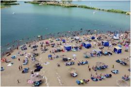 Unde se află litoralul din vestul României. Zeci de oameni vin aici pentru a evada de canicula oraşelor