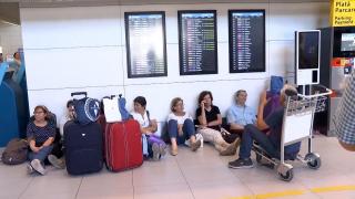 Complot la TAROM: 29 de piloţi s-au îmbolnăvit subit şi au declanşat haosul pe Otopeni. Reacţia unui pasager care avea escală la Paris, în drum spre SUA