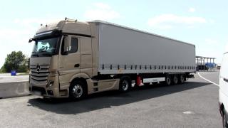 17 migranţi, găsiţi leşinaţi în remorca unui TIR turcesc la Vama Nădlac 2. Epuizaţi şi deshidrataţi, au tăiat prelata camionului