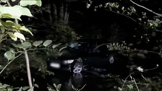 La un pas să-şi piardă viaţa după ce a plonjat cu maşina în râul Săsar. Şoferul a intrat cu viteză într-o curbă şi a pierdut controlul