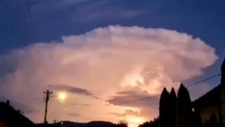 Panică în Timiş, după ce pe cer au apărut nori ca o mini-tornadă, luminaţi de fulgere