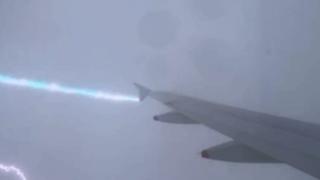Momentul în care un fulger loveşte un avion al companiei British Airways. Aeronava a aterizat de urgenţă