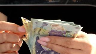 Legea împotriva cămătăriei, constituţională. Ce dobândă va plăti un român pentru un credit IFN de 5.000 de lei, după promulgare