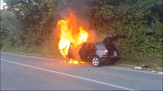 Maşină cuprinsă de flăcări în mers pe un drum în Mehedinţi. Şoferul şi pasagera s-au salvat în ultima clipă