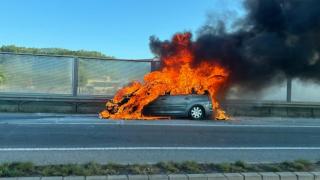 Groază pentru o mamă şi fiica ei pe autostrada A1, după ce maşina lor a luat foc în mers. "Era plină de fum şi nu mai încetinea"