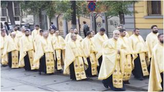 Pelerinaj pe Dealul Patriarhiei. Credincioşii aşteaptă să ajungă la moaştele Sfântului Cuvios Dimitrie cel Nou, aflat în "Baldachinul Sfinţilor"