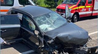 Copil de doar 3 ani, în stare critică la spital după ce mama sa, o tânără de 25 de ani, a intrat cu maşina într-un cap de pod, în Suceava