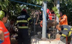 Bărbat salvat de pompieri după ce a căzut într-o fântână de 30 de metri adâncime, în Tulcea
