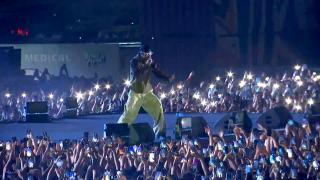 "Beach, Please!" Travis Scott a întârziat trei ore la concert. Artistul, escortat de la aeroport la festival de Poliţie