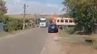 Momentul în care un TIR e lovit în plin de tren, pe ruta Galaţi - Bârlad. Şoferul a ignorat toate semnele