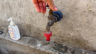 300 de localităţi din România primesc apă cu porţia când afară sunt 40 de grade: "Ne spălăm cu apă din sticle, din găleţi, ca să te răcoreşti cumva"